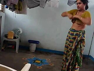 Karvainen intialainen tyttö riisuutuu ja esittelee kainalonsa HD-videossa