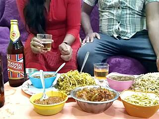 خادمة هندية راضية تمارس الجنس أثناء تناول الطعام في فيديو محلي الصنع