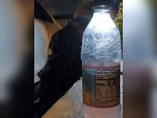 Gaktrizzy ، جمال الأبنوس ، يظهر في فيديو إباحي في الهواء الطلق مع زجاجة غير مصممة