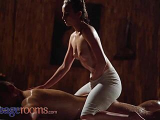 Uma pequena mulher loira checa recebe uma massagem sensual com um creampie
