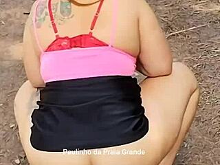Amateur-Crossdresserin zeigt ihre große Muschi, während sie barfuß geht und Sex haben will