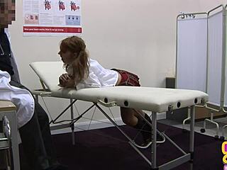 Amatør collegepige får en blowjob og doggystyle knald i en trekant på lægekontoret