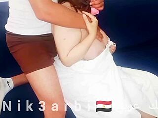 Amatør egyptisk mor Ramy får sine store naturlige bryster massert av sønns venn