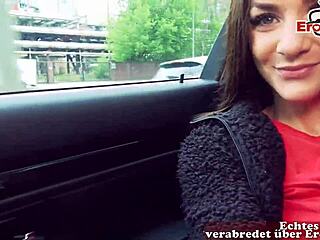 Tysk tonåring med små bröst plockas upp och knullas i bilen under ett offentligt sexmöte