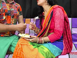 Fratellastro e sorellastra indiani si impegnano in discussioni sporche durante il sesso anale