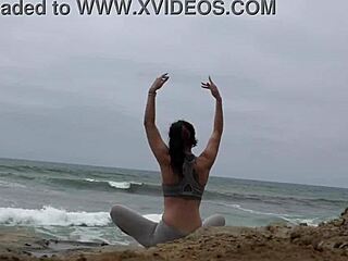Egy tengerparti lánnyal nyújtózni és nyújtózni