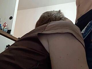 Fransız çiftlerin ev yapımı videosu, saten külotlu bir sarışını ve sikilirken kirli konuşmalarını gösteriyor