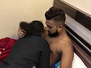 حبيبة هندية ذات مؤخرة كبيرة تمارس الجنس مع حبيبها