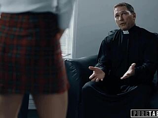 Un incontro tabù con un'adolescente nervosa mentre consegna la sua verginità anale al prete