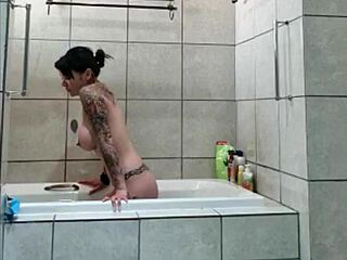 Ma demi-soeur tatouée prend un bain sournois devant une caméra cachée