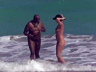 Helena, o soție exhibiționistă cu un tufiș păros, tachinează bărbați în vârstă și voyeuriști pe plaja nudistă