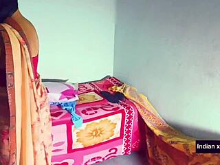 Η νεόνυμφη Bhabhi τεντώνει το πραγματικό παρθένο μουνί της