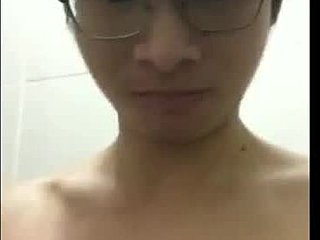 Un beau mec asiatique avec une grosse bite prend une douche