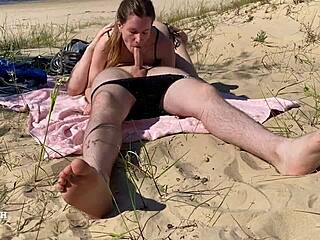 Аматерски пар ужива у дубоком грлу и гутању сперме на плажи
