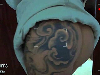 Close-up de uma garota tatuada quente com bunda grande e habilidades de garganta profunda em vídeo HD