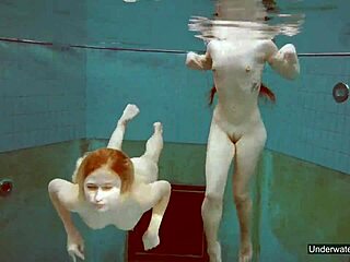 فتاتان مذهلان يسبحان في حمام السباحة واللعب بأجسادهم .