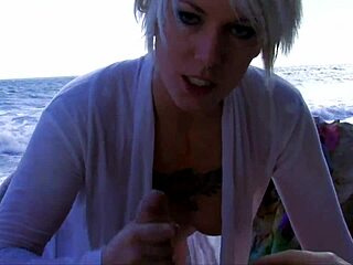 Blond bomba jezdí na vlnách v hardcore sexuálním klipu