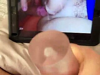 Olgun bir kadının yer aldığı ev yapımı porno videosu