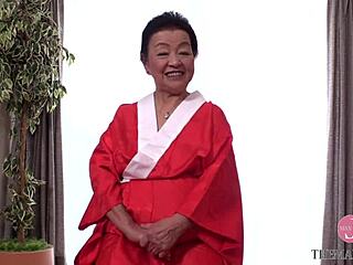 Bunica japoneză Yuko Ogasawara face un masaj senzual unui tânăr care nu poate rezista corpului ei atractiv
