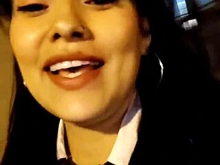 Латино тийнейджърка дава минетка на учителя си в домашно видео