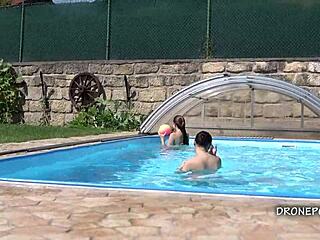 Intercambio de parejas europeas haciendo fotos en una fiesta en la piscina