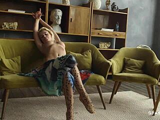 Гимнастичката с големи гърди Лара Фрост показва гъвкавостта си в соло анално видео