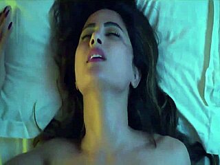 La première fois de l'actrice indienne Hina Khans devant la caméra dans une scène de sexe chaude