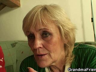 Η αδύνατη ξανθιά γιαγιά δέχεται διπλή διείσδυση από δύο νεαρούς άνδρες