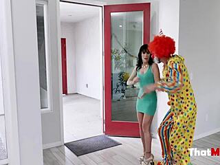 Amerikaanse MILF Alana Cruise neukt een clown in een wilde seksscène