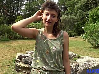 Ung fransk tjej Melany blir stygg utomhus med en stor svart kuk