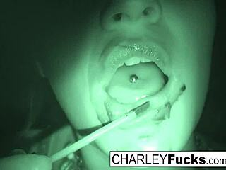 Explora Charley Chases con sus grandes tetas y culo en este video desnudo