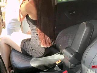 فيديو POV لممارسة الجنس من الخلف والفارسة في السيارة