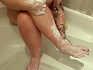 Зрелые женщины чувственно чистят ноги