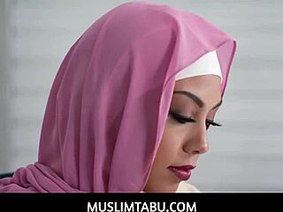 La fille arabe Bianca en hijab fait une fellation et se fait baiser par une énorme bite