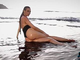 Η Γερμανίδα MILF μοντέλο Jasmin κάνει γούνινο στριπτίζ στην παραλία