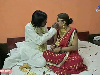 Cuplul Desi excitat se bucură de sex în noaptea nunții cu mătușa