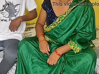 Stedsøster giver stedbror en hård fodring med mad og fisse i hindi-video