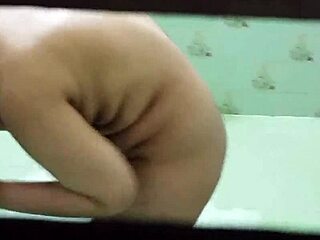 صديقة باكستانية ممتلئة الجسم تستحم في الحمام