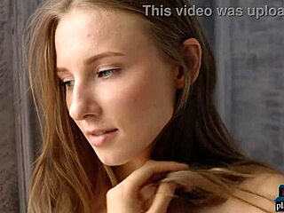 Rysk tonårsmodell i en sensuell solo striptease-video för Playboy