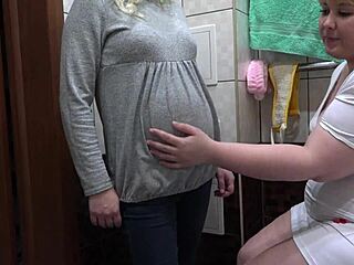 Uma bela mulher curvilínea e gorda de luvas de borracha conduz um exame íntimo de uma MILF grávida em um vídeo caseiro de fetiche