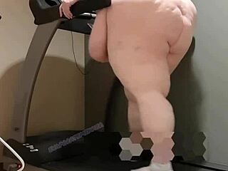 Fette Frau trainiert auf dem Laufband und zeigt ihren großen Bauch und ihren riesigen Arsch