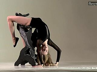 Руска тинејџерка бринета Софија Жираф показује своју гимнастичку флексибилност и шири ноге