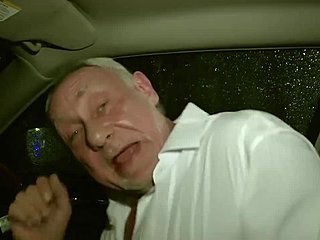 Hombre de 60 años practica sexo anal duro y violento en una fiesta de swing de Radlett