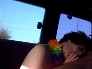 En kurkolds offentlige orgasme: En voyeur er vidne til det i en bil